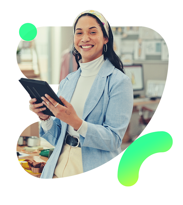 Profissional sorrindo usando tablet em ambiente de trabalho