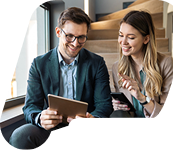 Profissional sorrindo usando tablet em ambiente de trabalho