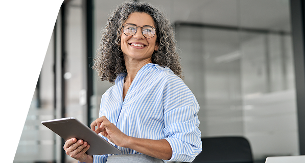Profissional em escritório com notebook