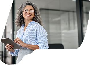 Profissional em escritório com notebook