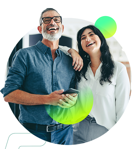 Pessoas sorrindo representando economia de energia